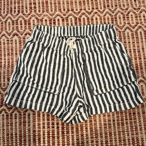 Tea Collection linen/cotton girls shorts, size 6